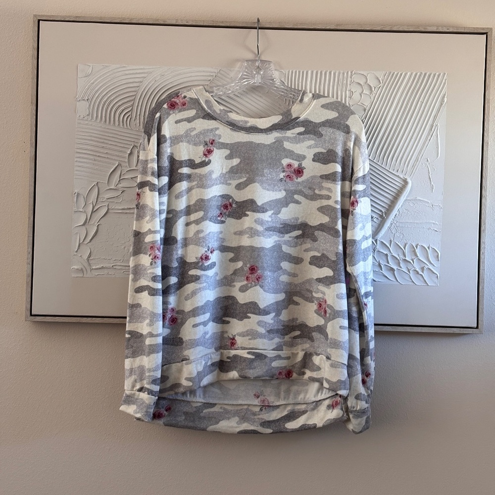 Secret Treasures Women's White Gray Camo Pink Flowers Long Sleeve Top SZ S NWT